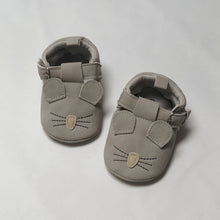 Load image into Gallery viewer, Velcro clasp for easy fit baby and toddler shoes
